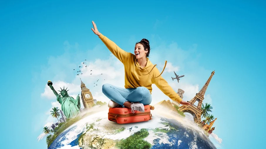 Viajante sentada em uma mala sobre o globo terrestre, cercada por pontos turísticos como a Estátua da Liberdade, Big Ben e Torre Eiffel. Ilustração de planejamento de roteiro do curso Check-in no Inglês.